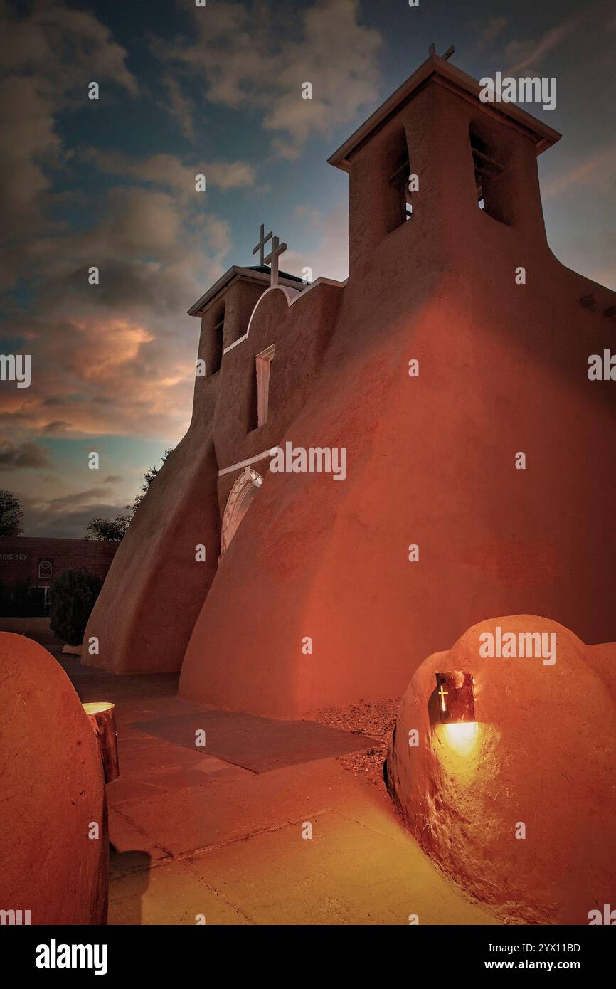 Die San Francisco de Asis Mission Church, die 1815 fertiggestellt wurde, steht als zeitlose adobe-Struktur in Ranchos de Taos, New Mexico. Stockfoto