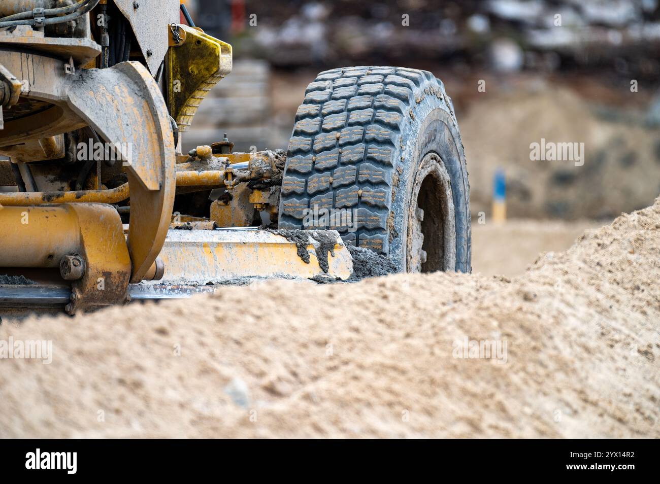 Isolierte Ansicht eines Rades eines Graders, der in Sand arbeitet Stockfoto