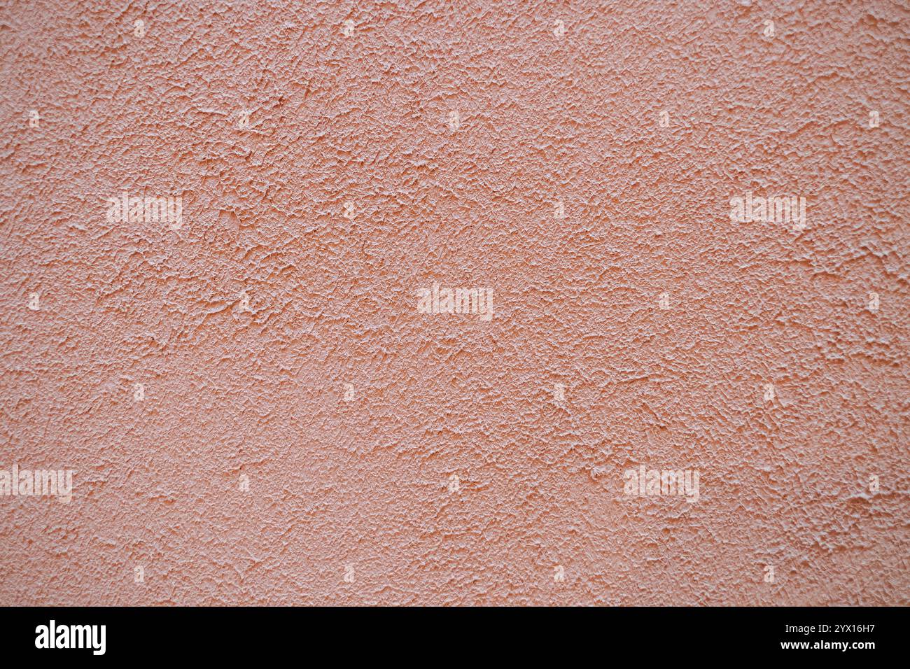 Schwamm bemalt und körniger pastellfarbener Hintergrund in blassroter Farbe Stockfoto