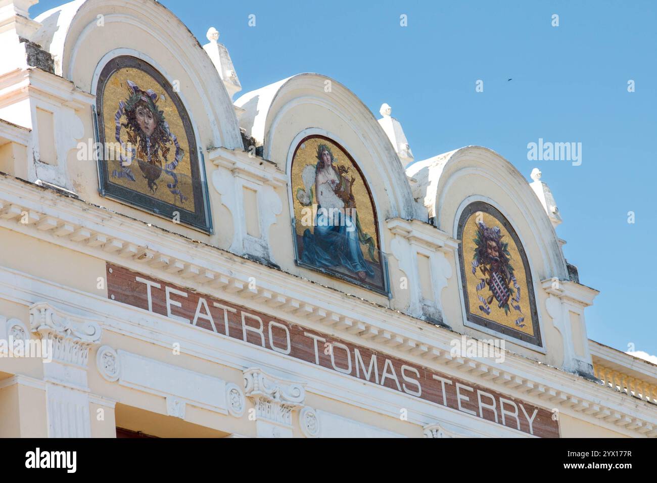 Detail der Fassade des Teatro Tomas Terry Theaters reich verzierte Fassade im Jose Marti Park, Downtown Cienfuegos, Kuba Stockfoto