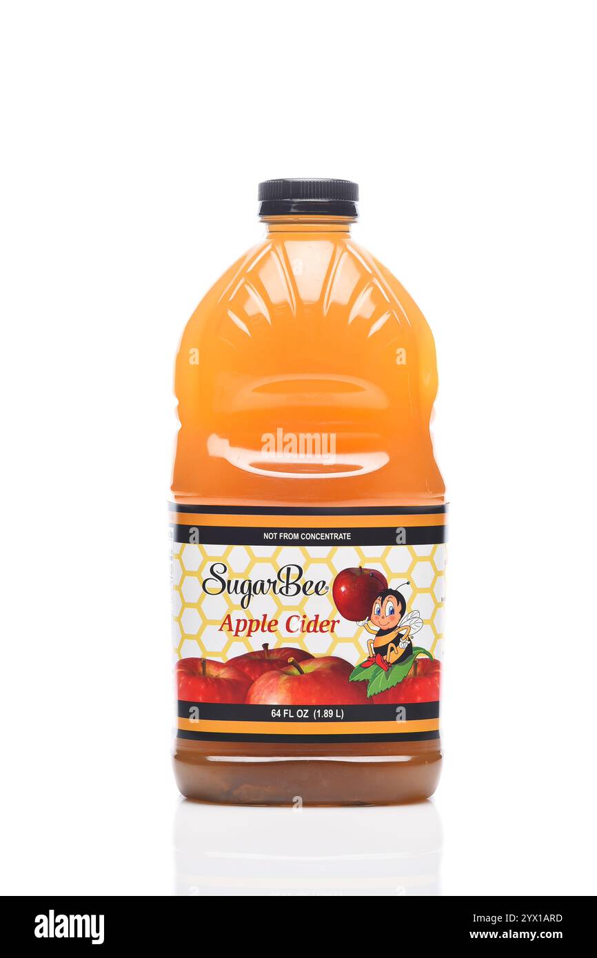 IRVINE, CALIFRONIA- 11. Dezember 2024: Eine 64-Unzen-Flasche Sugar Bee Apple Cider. Stockfoto