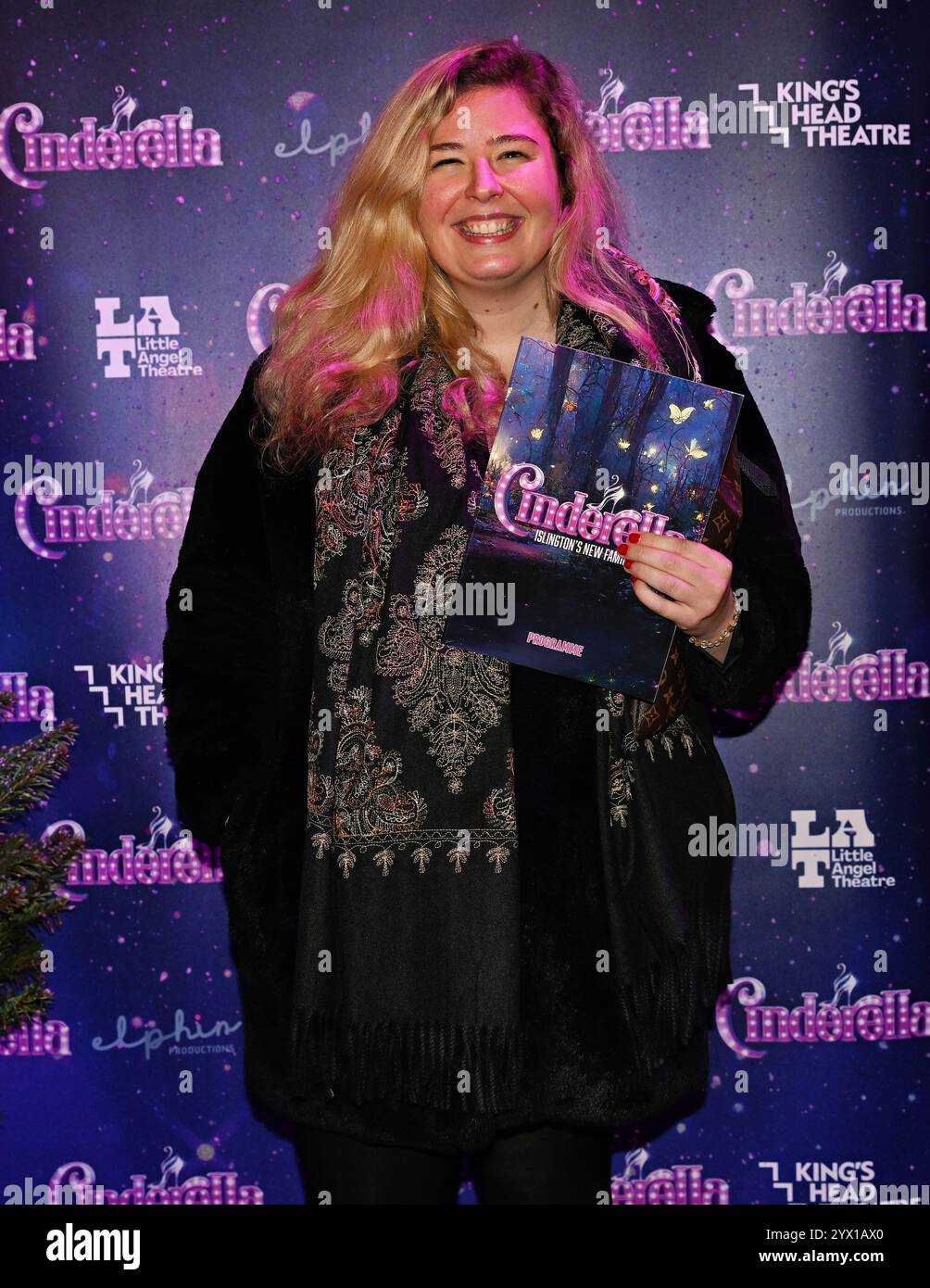 LONDON, GROSSBRITANNIEN. Dezember 2024. Presse-Nacht: „Cinderella“ kommt ins Londoner West End im King's Head Theatre in Islington, London, Großbritannien. (Foto von 李世惠d/siehe Li/Picture Capital) Credit: Siehe Li/Picture Capital/Alamy Live News Stockfoto