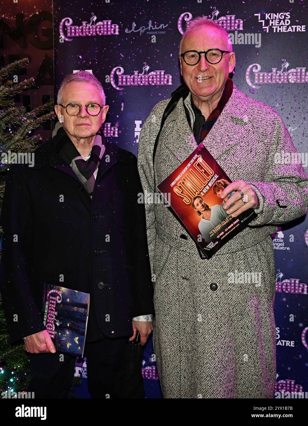 LONDON, GROSSBRITANNIEN. Dezember 2024. Shaun McKenna (R) besuchte die Press Night: „Cinderella“ kommt ins Londoner West End im King's Head Theatre in Islington, London, Großbritannien. (Foto von 李世惠d/siehe Li/Picture Capital) Credit: Siehe Li/Picture Capital/Alamy Live News Stockfoto