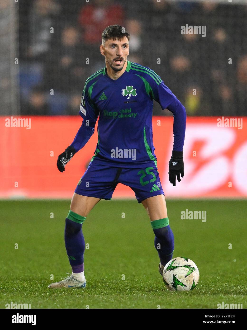 Filip Mladenović von Panathinaikos in Aktion während der UEFA Conference League - League Stage The New Saints gegen Panathinaikos in Croud Meadow, Shrewsbury, Großbritannien, 12. Dezember 2024 (Foto: Craig Thomas/News Images) Stockfoto