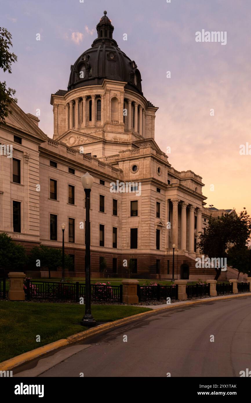 Abendlicher vertikaler Blick auf das Parlamentsgebäude des State Capitol in Pierre, South Dakota Stockfoto