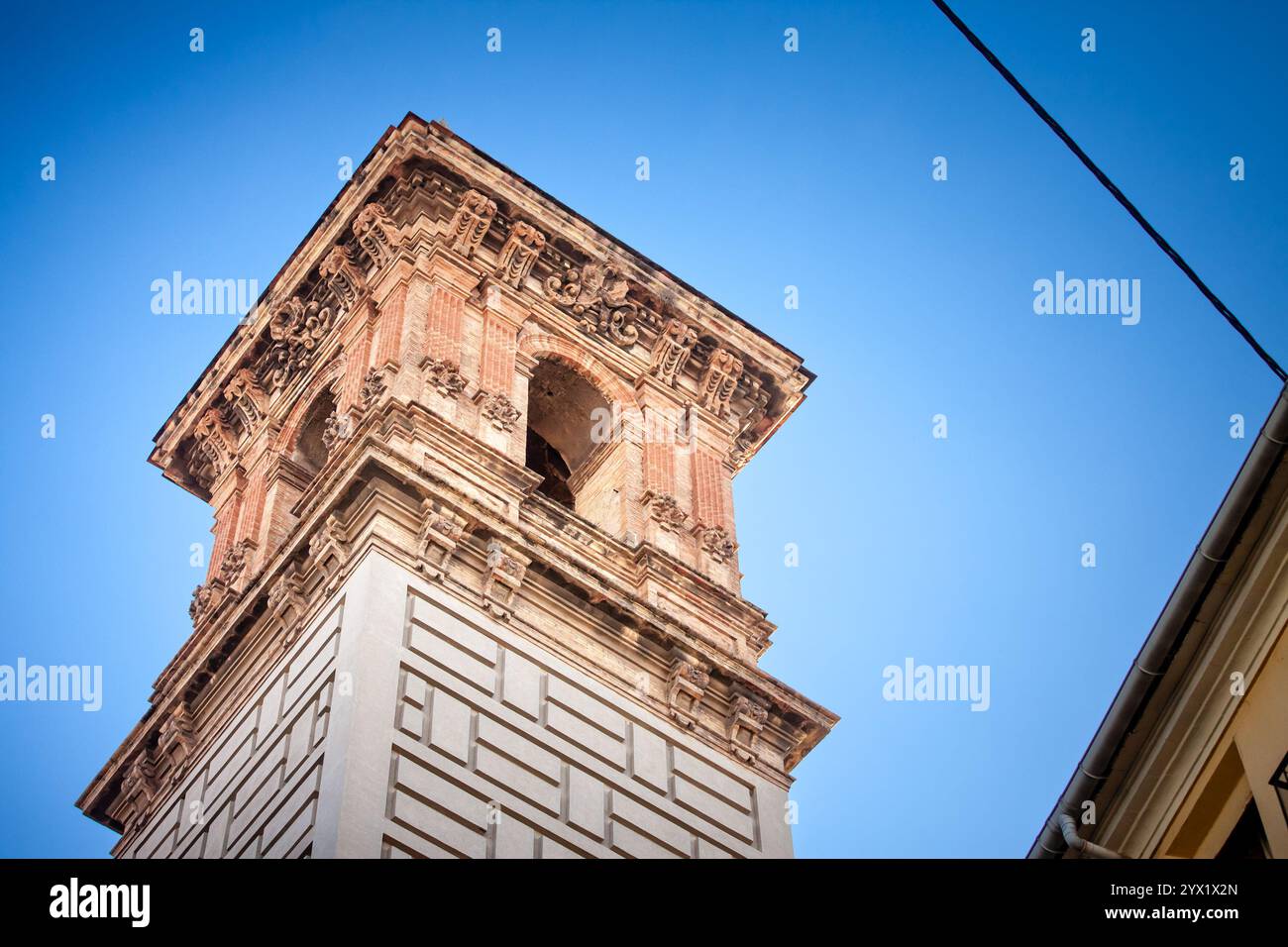 Die kunstvoll verzierten Mauerwerke und die geschnitzten Details des Torre de San Bartolome zeigen jahrhundertealte Handwerkskunst. Torre de san bartolome, oder Turm von saint bartolome, ist Stockfoto