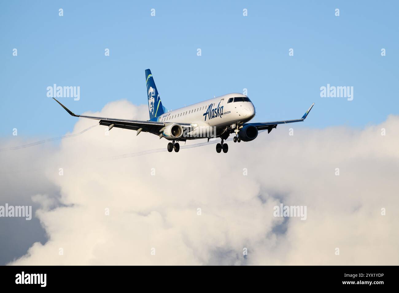 Everett, WA, USA - 9. Dezember 2024; Alaska Airlines Horizon Embraer 175 Landungsregistrierung N641QX Stockfoto