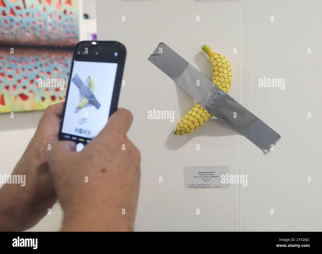 MIAMI, FLORIDA - 5. DEZEMBER: Comedian Tribute von Alessandra Pierelli bei Context Art Miami im Rahmen der Miami Art Week am 5. Dezember 2024 in Miami, Florida. (Foto: Sean Drakes/Alamy) Stockfoto