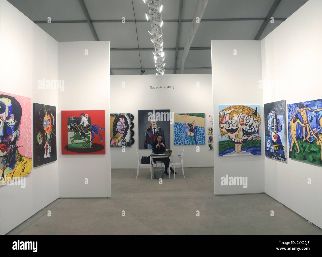 MIAMI, FLORIDA - 5. DEZEMBER: Ansicht der Nader Art Gallery bei Context Art Miami im Rahmen der Miami Art Week am 5. Dezember 2024 in Miami, Florida. (Foto: Sean Drakes/Alamy) Stockfoto