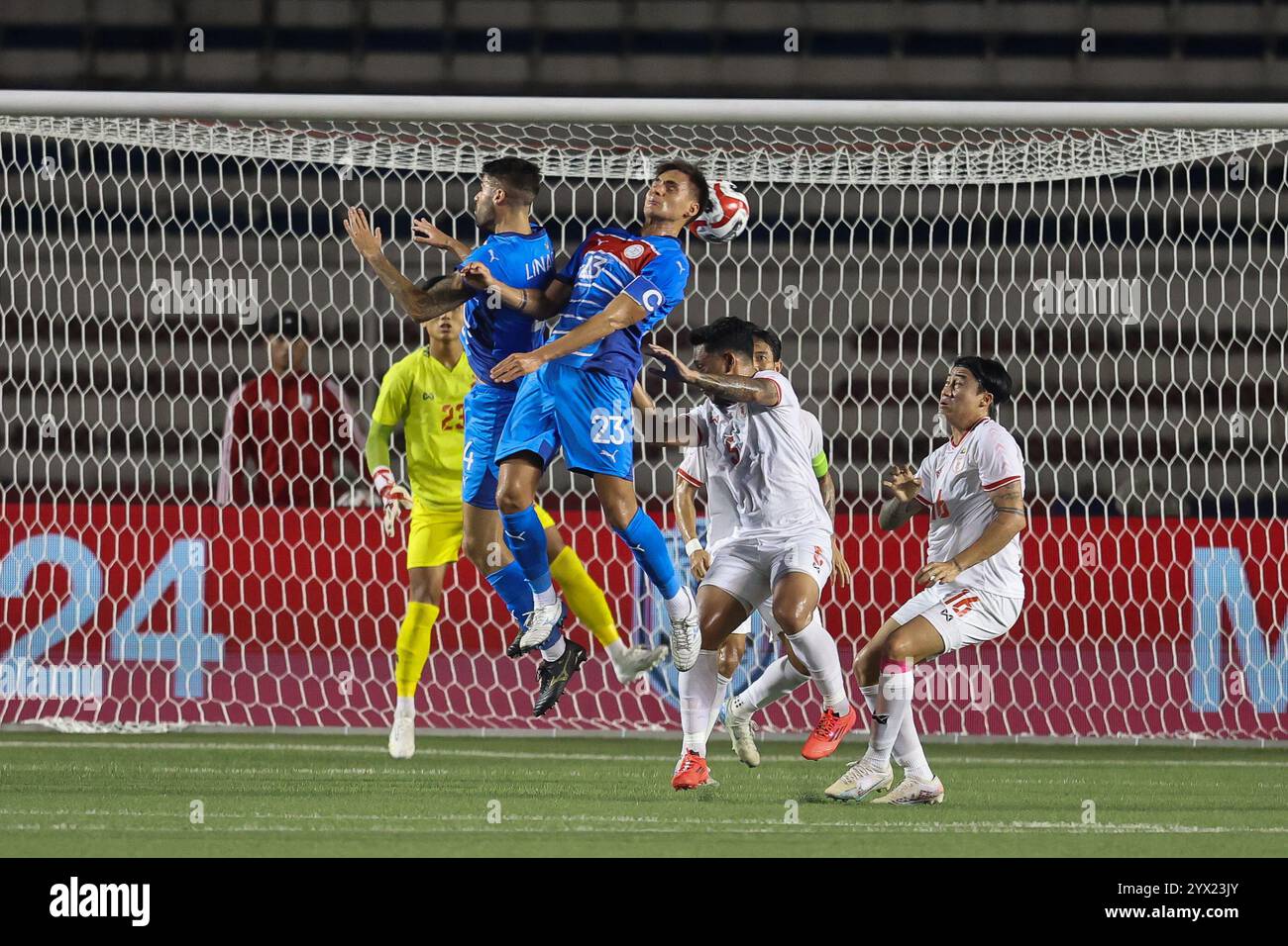 Manila, Philippinen. Dezember 2024. Christian Mangaron Rontini (R, TOP) der Philippinen ist beim Spiel der Gruppe B zwischen den Philippinen und Myanmar bei der ASEAN Championship 2024 in Manila, den Philippinen, am 12. Dezember 2024 für einen Kopfball verantwortlich. Quelle: Rouelle Umali/Xinhua/Alamy Live News Stockfoto