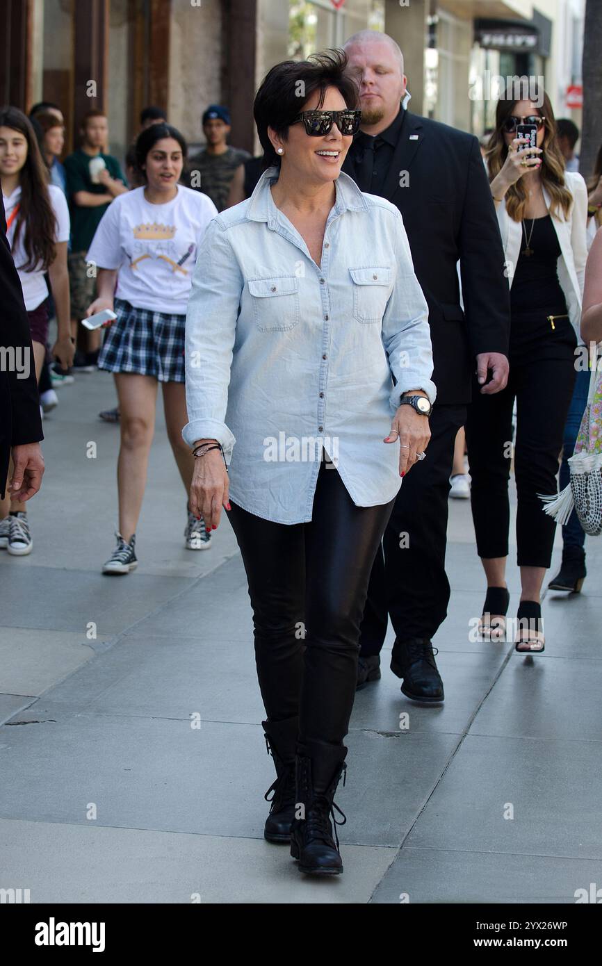 Kris Jenner tritt in Santa Monica in einem Jeanshemd und einer schwarzen Lederhose auf und strahlt schicke Eleganz aus, Mai 2013. Stockfoto