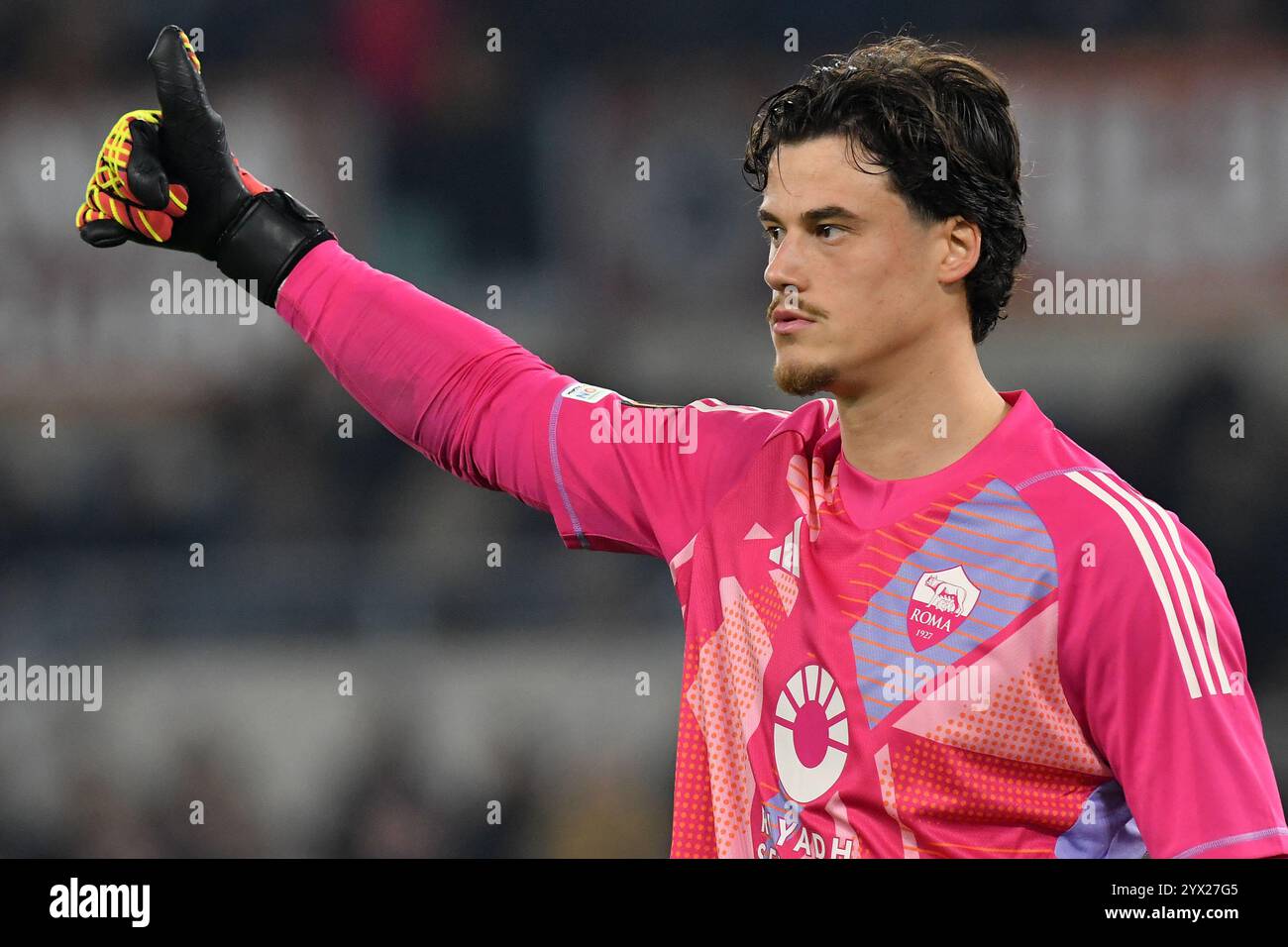 Rom, Italien. Dezember 2024. Mile Svilar of AS Roma, gesehen während der Europa League Phase 6 Spieltag zwischen Roma und Sporting Braga im Olympiastadion. Endergebnis Roma 3: 0 Sporting Braga Credit: SOPA Images Limited/Alamy Live News Stockfoto