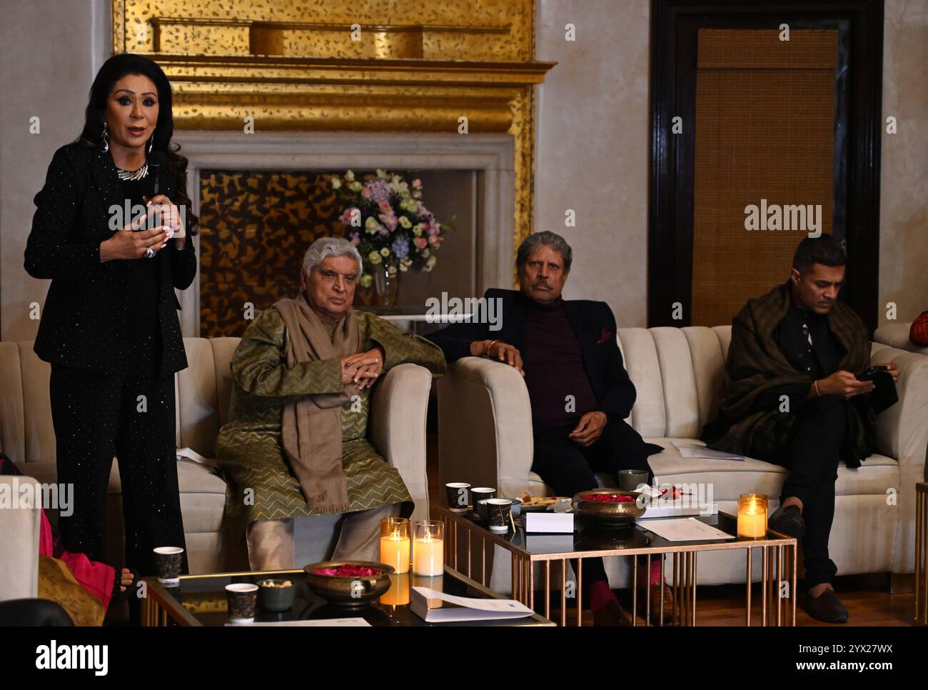 Neu-Delhi, Indien. Dezember 2024. NEW DELHI, INDIEN - 12. DEZEMBER: Ko-Vorsitzende Khushi Vandana Luthra, Javed Akhtar, Gründer und Vorsitzender des emeritierten Präsidenten Khushi Kapil Dev, sprechen bei der Veranstaltung Art Design Culture im Bikaner House am 12. Dezember 2024 in Neu-Delhi, Indien. (Foto: Sonu Mehta/Hindustan Times/SIPA USA) Credit: SIPA USA/Alamy Live News Stockfoto