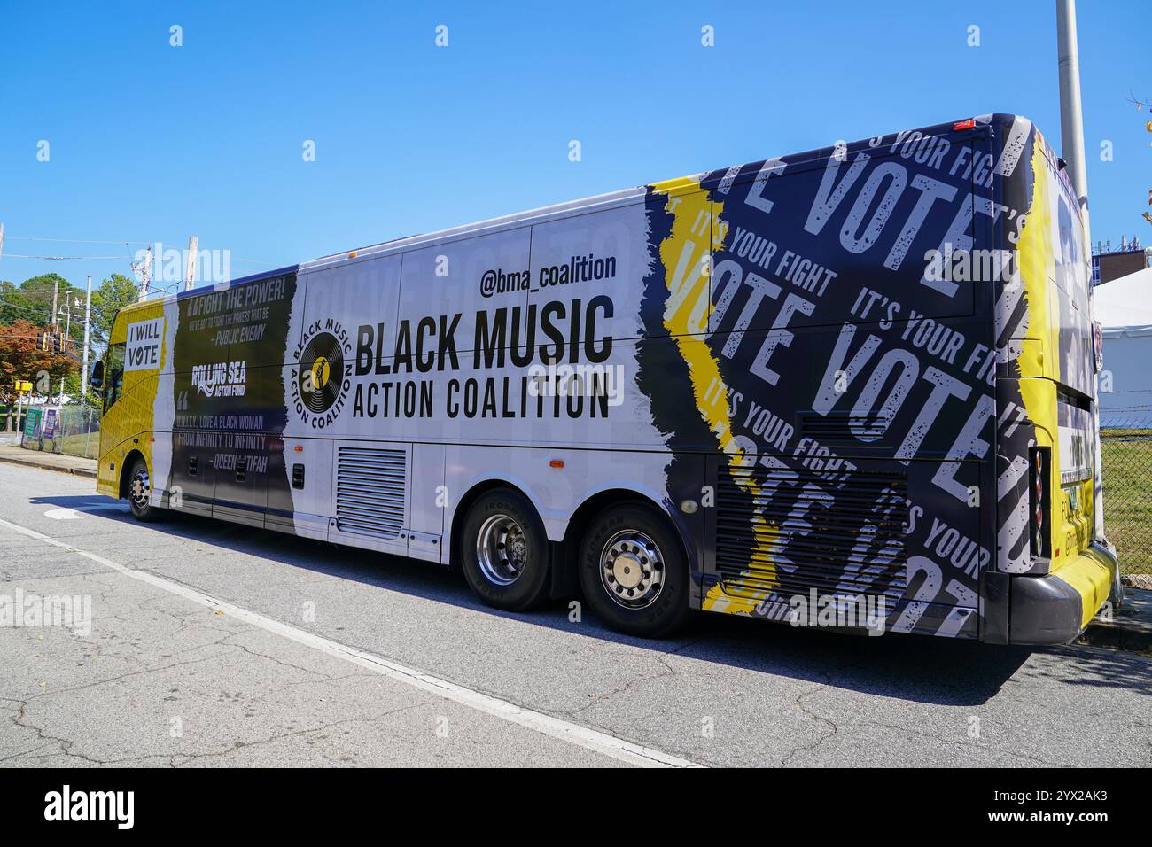 Ein Voting Awareness-Bus, gesponsert von der Black Music Action Coalition, wird am 26. Oktober 2024 auf dem One Musicfest in Atlanta, Georgia, USA, gesehen. (Foto: Julia Beverly/Alamy Live News) Stockfoto