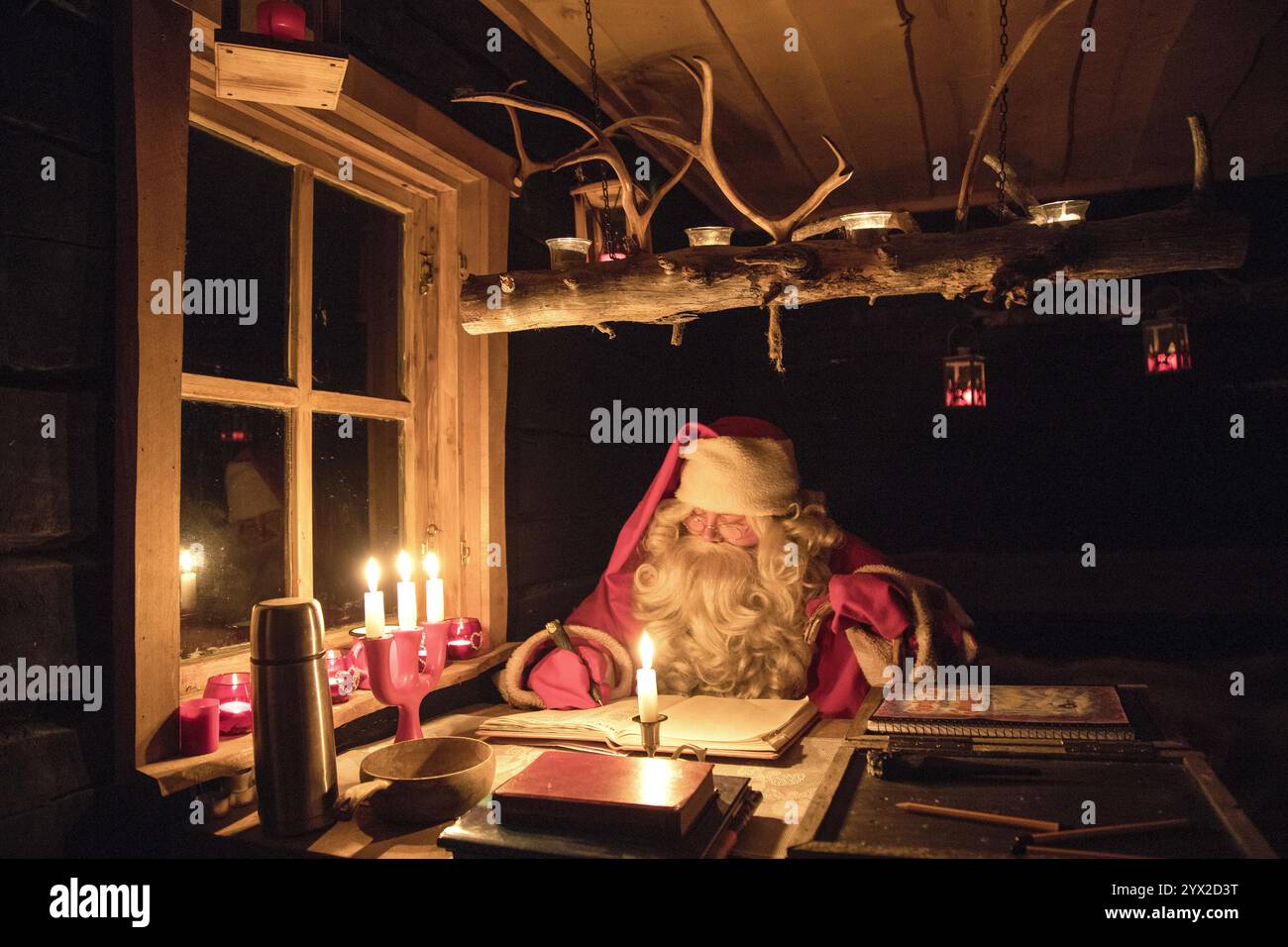 Vater Weihnachten in seiner Waldhütte in Ranua, Lappland, Finnland. Stockfoto