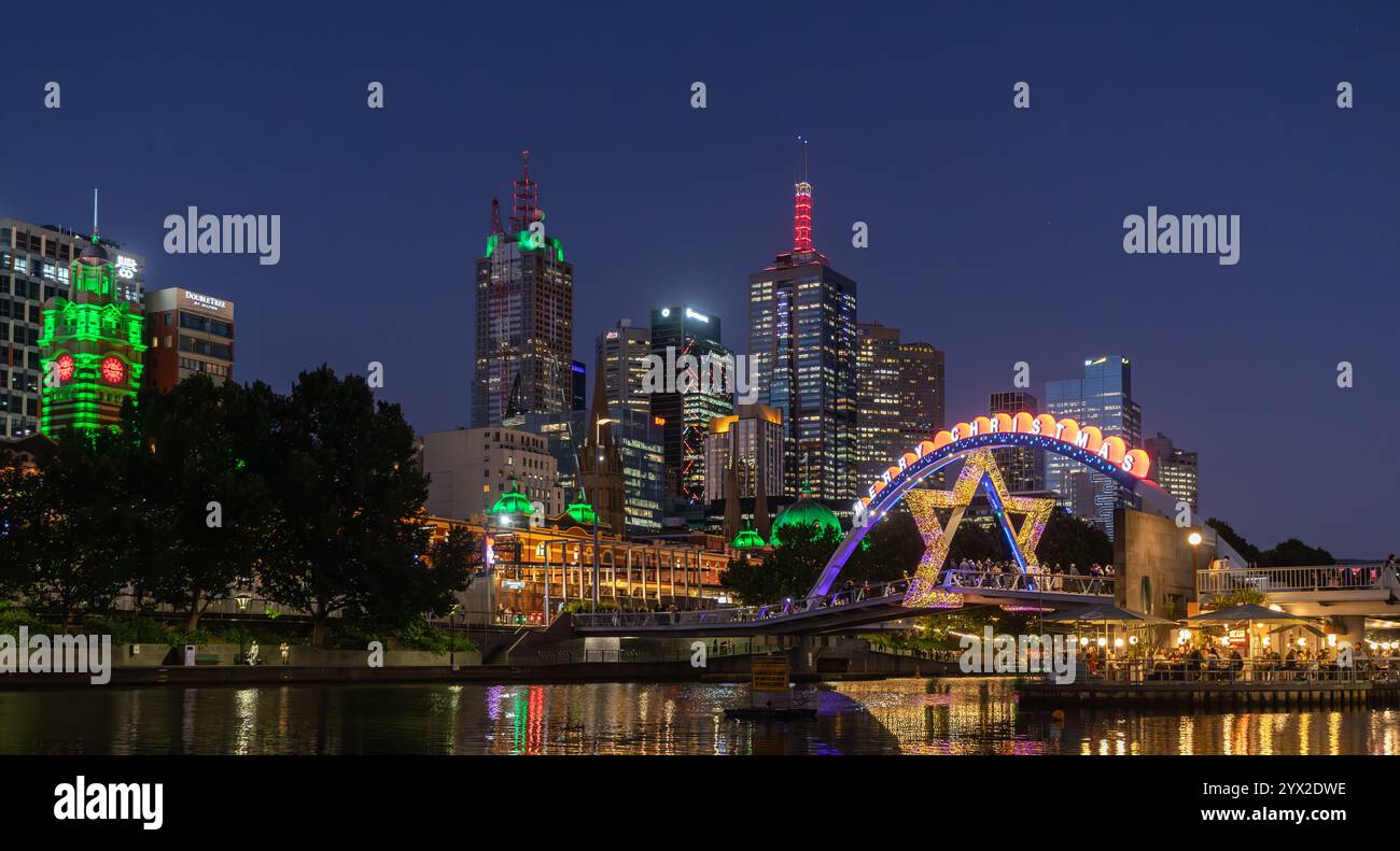 Melbourne Australien. Weihnachtsdekorationen erleuchten die Stadt bei Nacht. Der Yarra River und die Skyline von Melbourne zu Weihnachten. Stockfoto