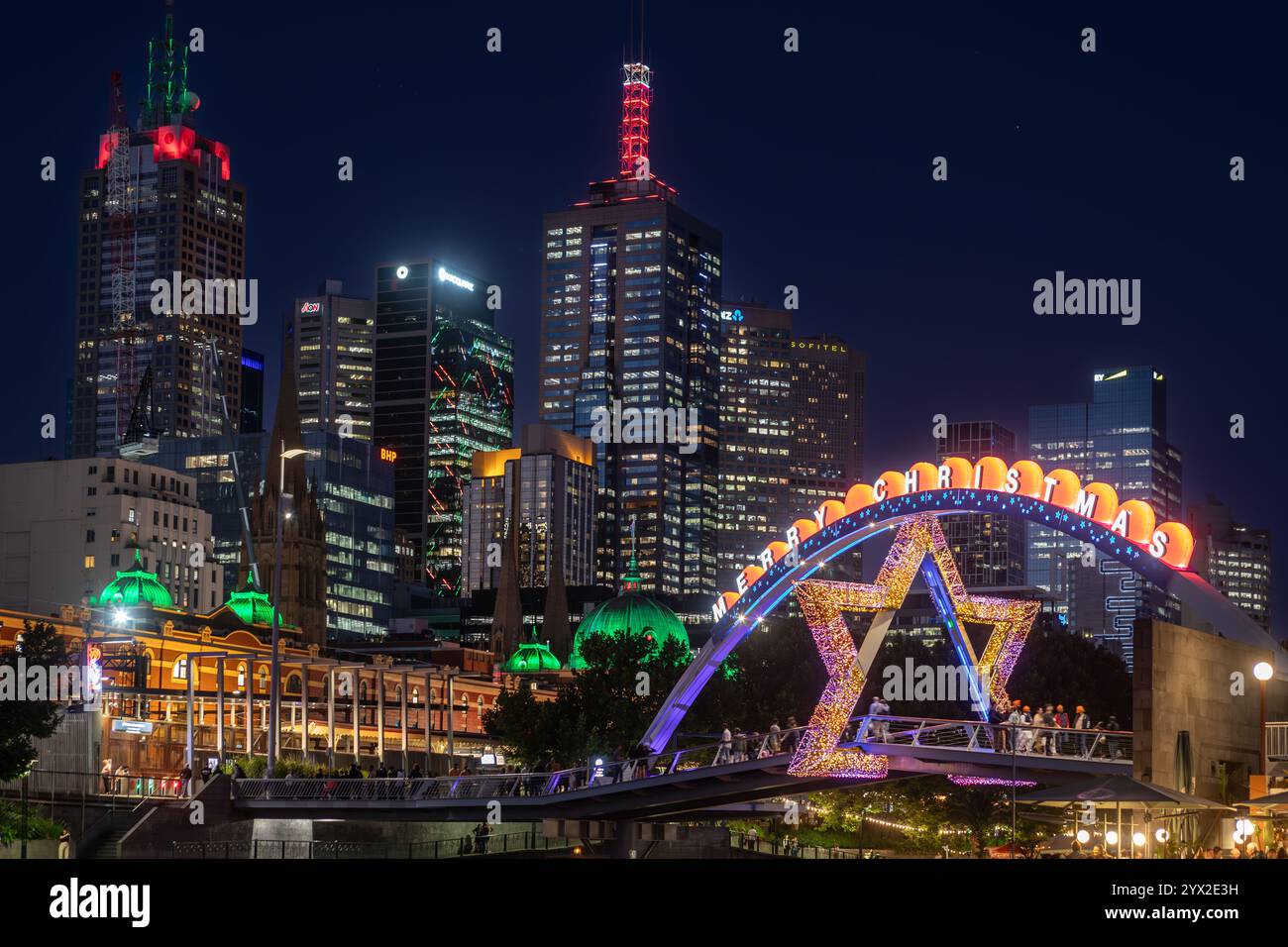 Melbourne Australien. Weihnachtsdekorationen erleuchten die Stadt bei Nacht. Der Yarra River und die Skyline von Melbourne zu Weihnachten. Stockfoto