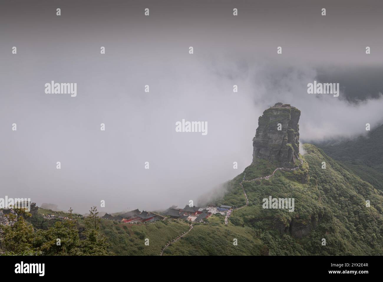 Fanjingshan neue goldene Gipfelkulisse und Blick auf das Tal im Fanjing-Berg in Guizhou China, Kopierraum für Text Stockfoto