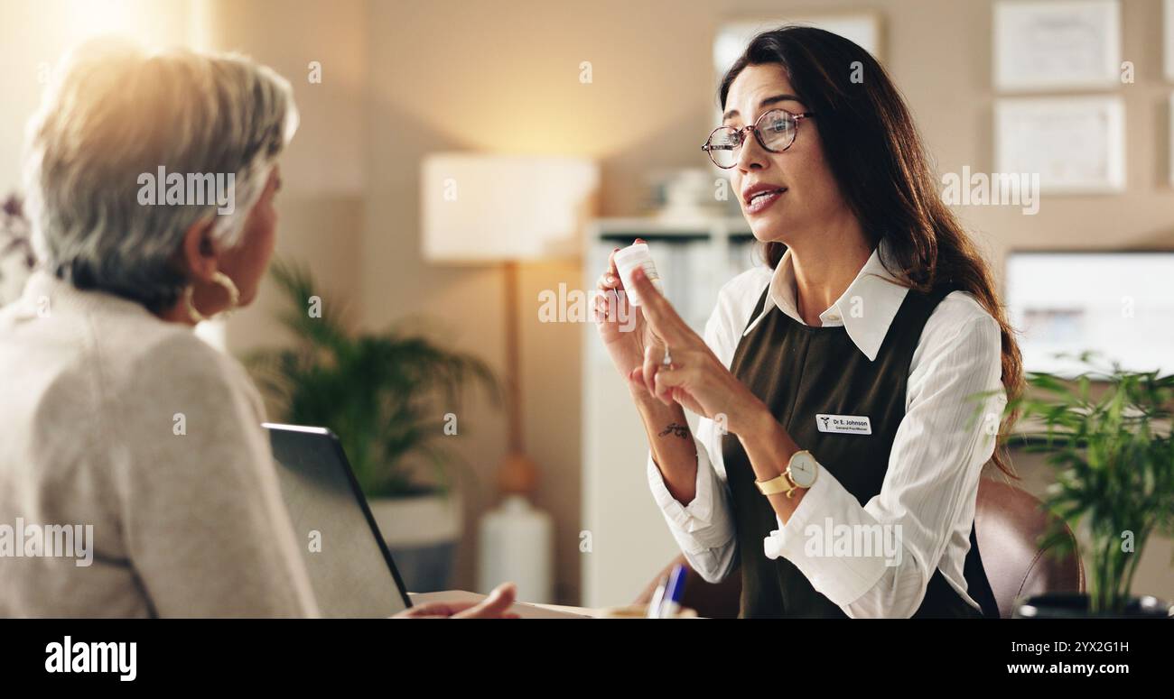 Frau, Arzt oder leitende Patientin mit Medikamenten für Dosierung, Nebenwirkungen oder Anweisungen in der Klinik. Weibliche Person, medizinisches Fachpersonal oder Stockfoto