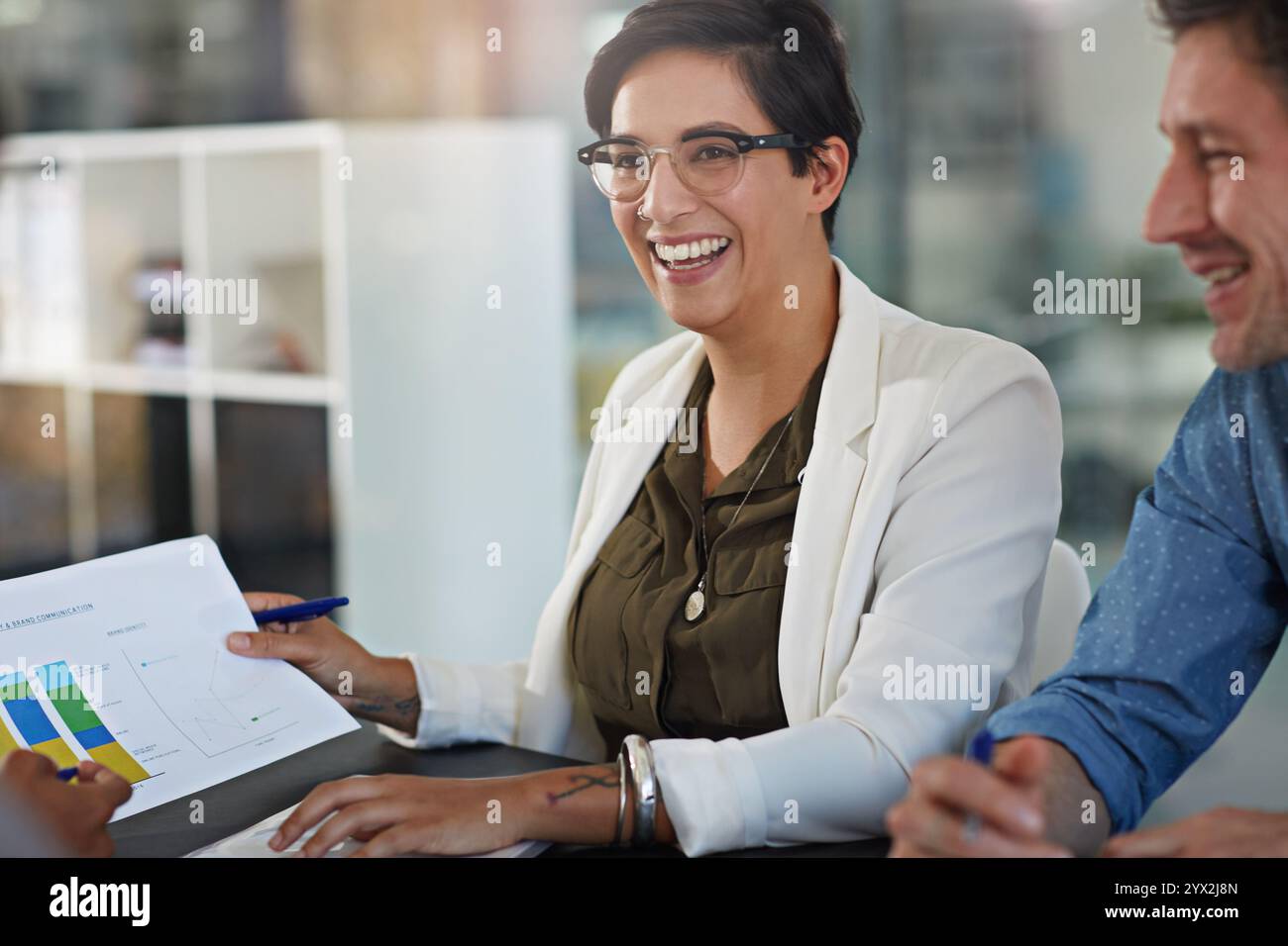 Glückliche Geschäftsleute oder Diagramme mit Statistiken zu Gewinn, Umsatz oder Unternehmensleistung im Büro. Gruppe, Mitarbeiter oder Analyst mit Lächeln für Stockfoto