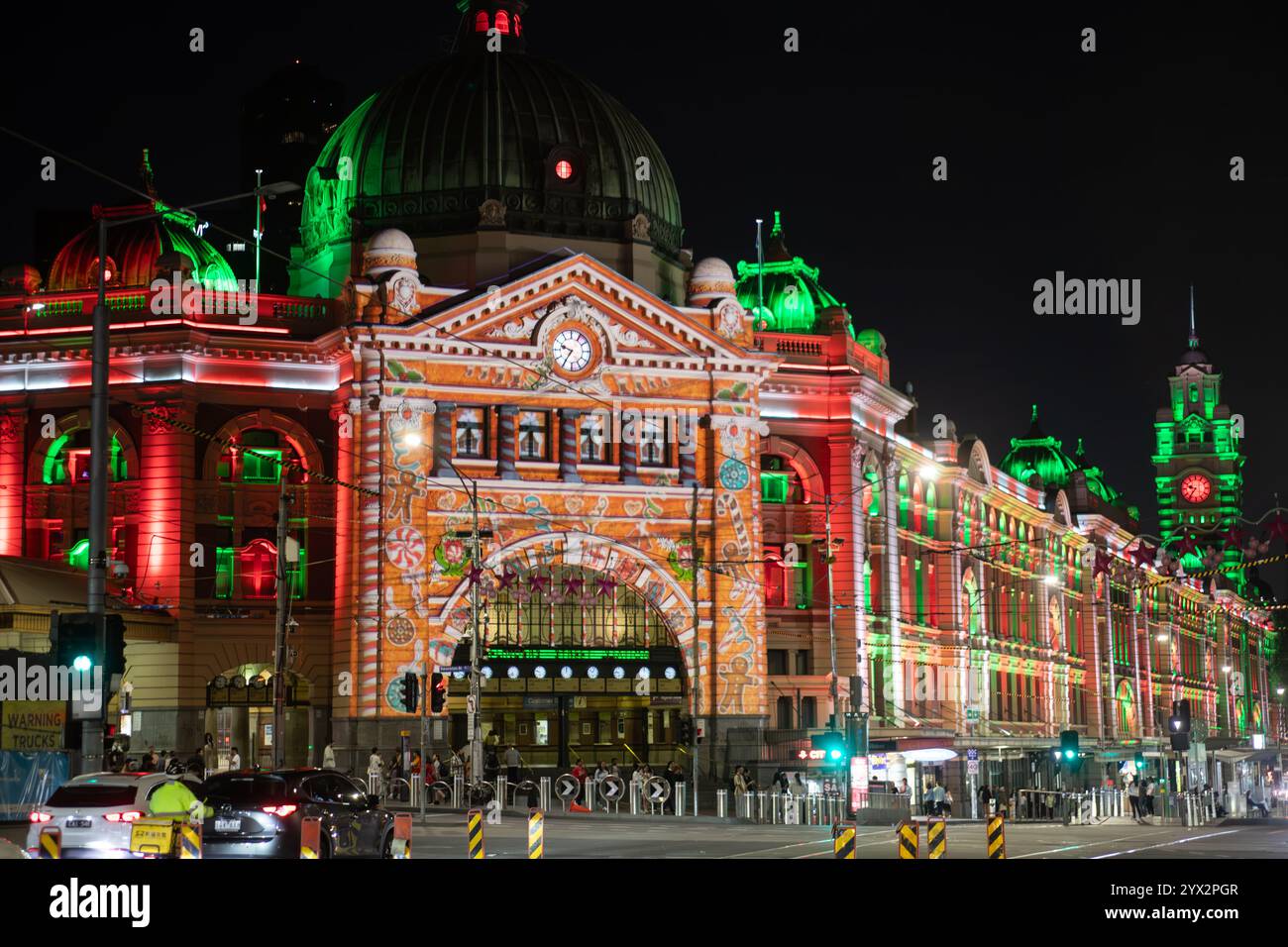 Melbourne Australien. Weihnachtsdekorationen erleuchten die Stadt bei Nacht. Der Bahnhof Flinders Street ist weihnachtlich beleuchtet. Stockfoto