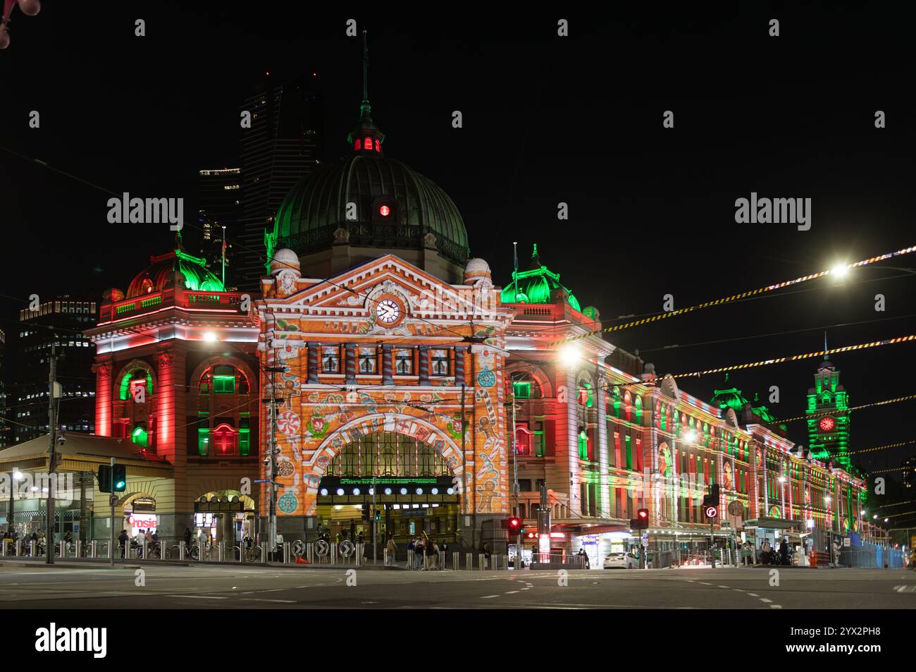 Melbourne Australien. Weihnachtsdekorationen erleuchten die Stadt bei Nacht. Der Bahnhof Flinders Street ist weihnachtlich beleuchtet. Stockfoto