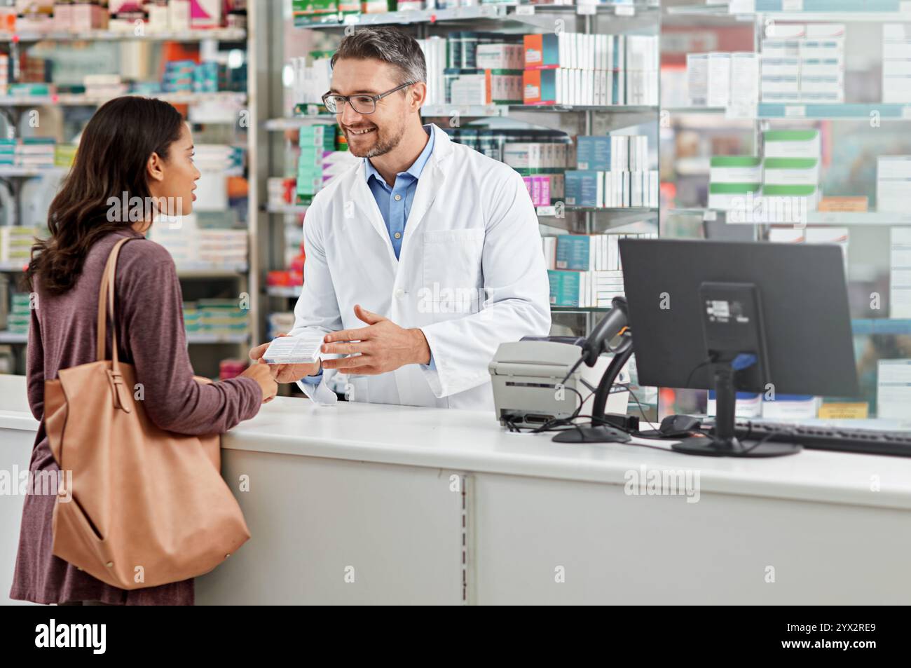 Medikation, Kunde und beratender Apotheker am Schalter für Pillen Nebenwirkungen, verschreibungspflichtige Medikamente Dosierung und Beratung. Reifer Mann, Frau und Kunde Stockfoto
