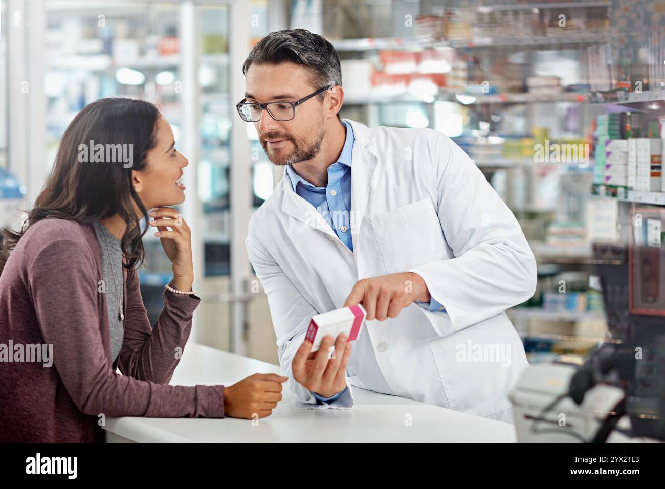 Gesundheitswesen, Apotheker und helfende Frau in Drogerie für Pillen Nebenwirkungen, verschreibungspflichtige Dosierung und Behandlungsberatung. Dispensary, reifer Mann oder Stockfoto
