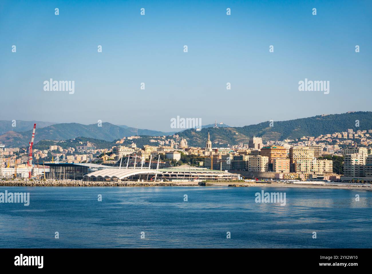 Genua in Ligurien, Italien. Sehr berühmte Stadt und Hafen in Europa. Malerisches, hochauflösendes Panoramabild aus dem Meer. Stockfoto