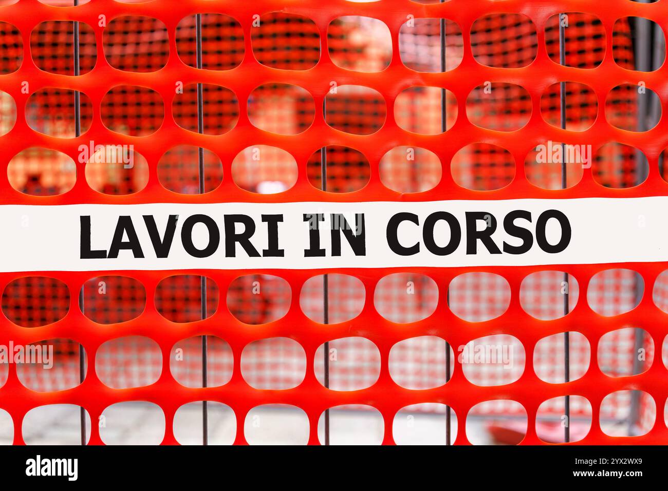 Baustellenbarriere mit der italienischen Aufschrift „Lavori in Corso“ (in Bearbeitung) Stockfoto