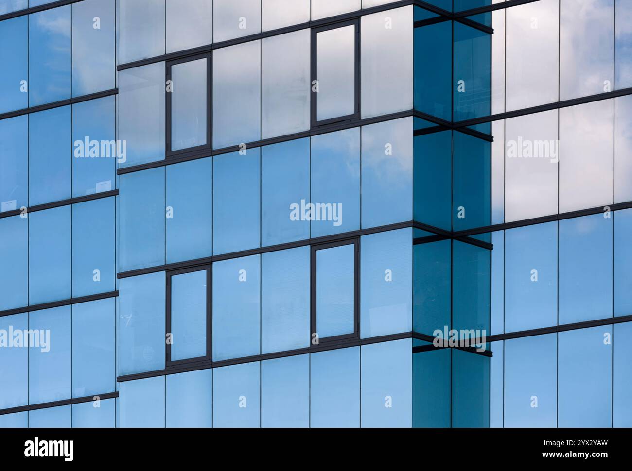 Städtisches Gebäudekonzept, Blick von unten auf den modernen Wolkenkratzer im Geschäftsviertel. Gebäude Glasfenster, Downtown Gegend. Stockfoto