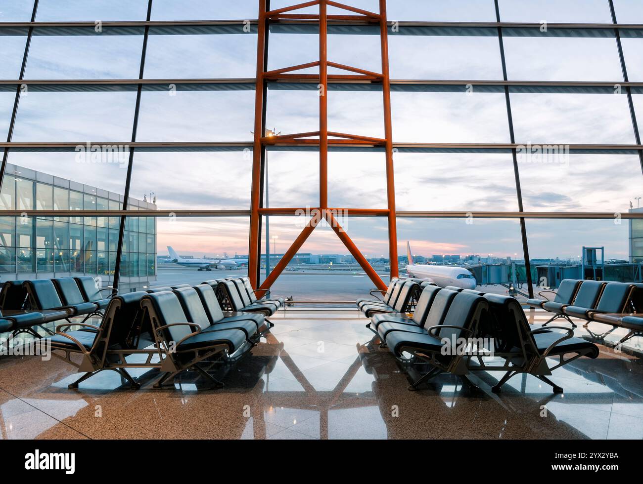 Abflughalle am Flughafen. Big glasige Fenster. Trübes Wetter Stockfoto