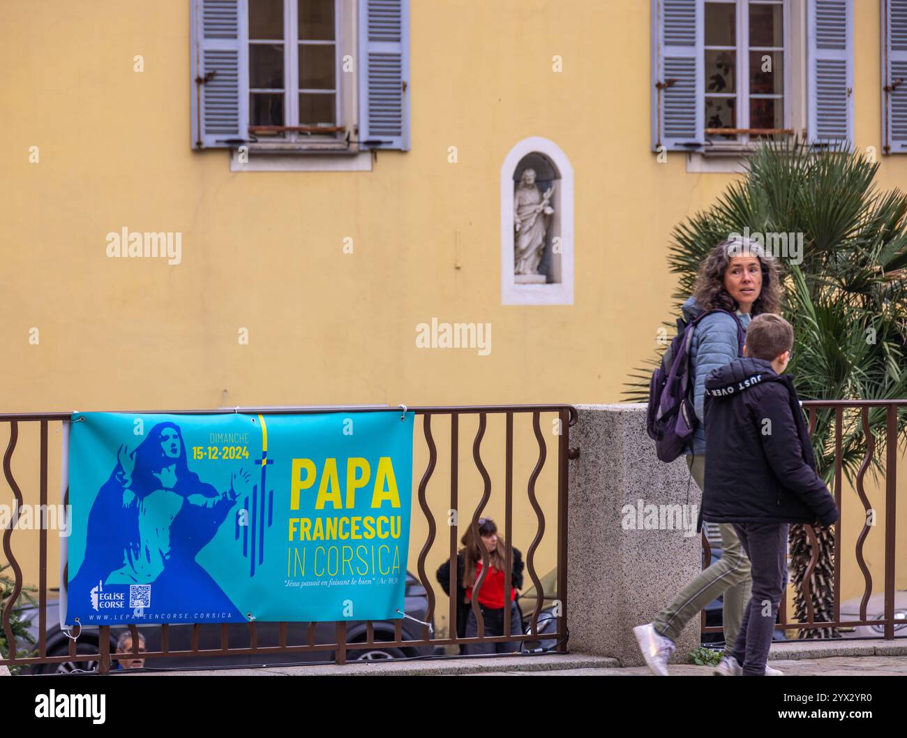 FRANKREICH. CORSE-DU-SUD (2A) AJACCIO, PAPST FRANZISKUS BESUCHT KORSIKA AM 15. DEZEMBER. ZU EHREN SEINER ANKUNFT IN DER STADT, EIN BANNER, DAS DEN BESUCH VON PO ANKÜNDIGT Stockfoto