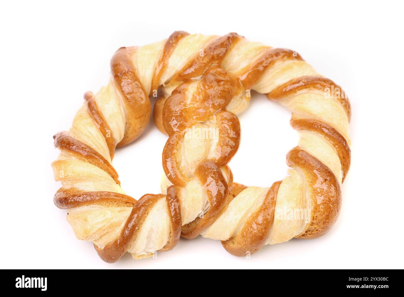 Frisch gebackene Brezel. Nahaufnahme. Weißer Hintergrund. Stockfoto