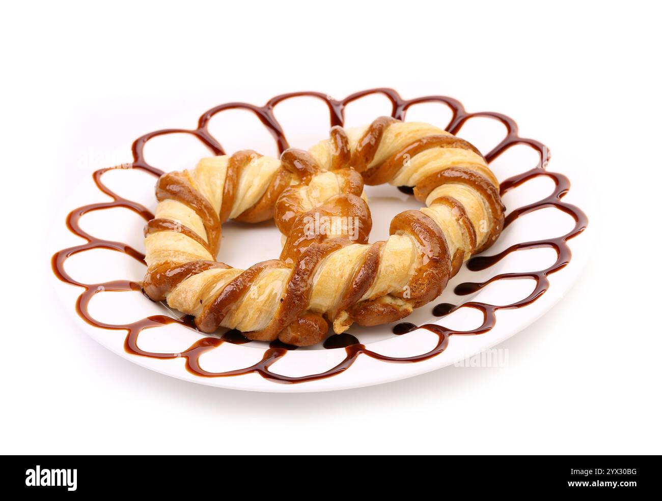 Frisch gebackene Brezel. Nahaufnahme. Weißer Hintergrund. Stockfoto