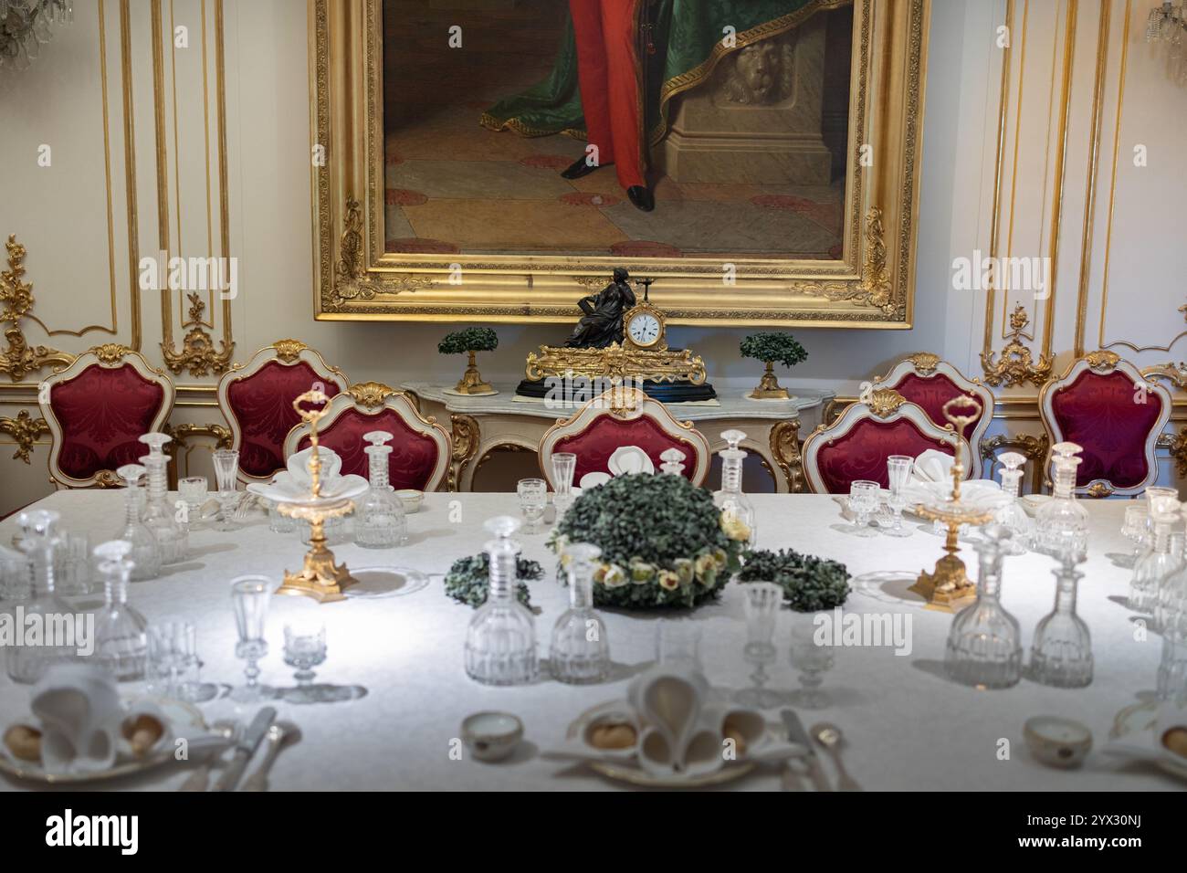 Opulenter königlicher Speisesaal im Schloss Schönbrunn in Wien, Österreich. Stockfoto