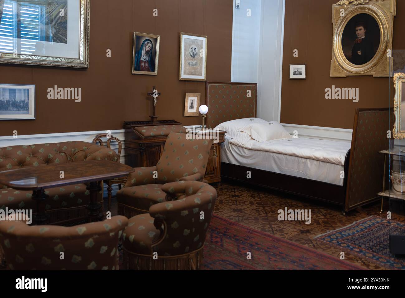 Private Kammer mit vergoldeten Details und weichen Möbeln im Schloss Schönbrunn in Wien, Österreich. Stockfoto