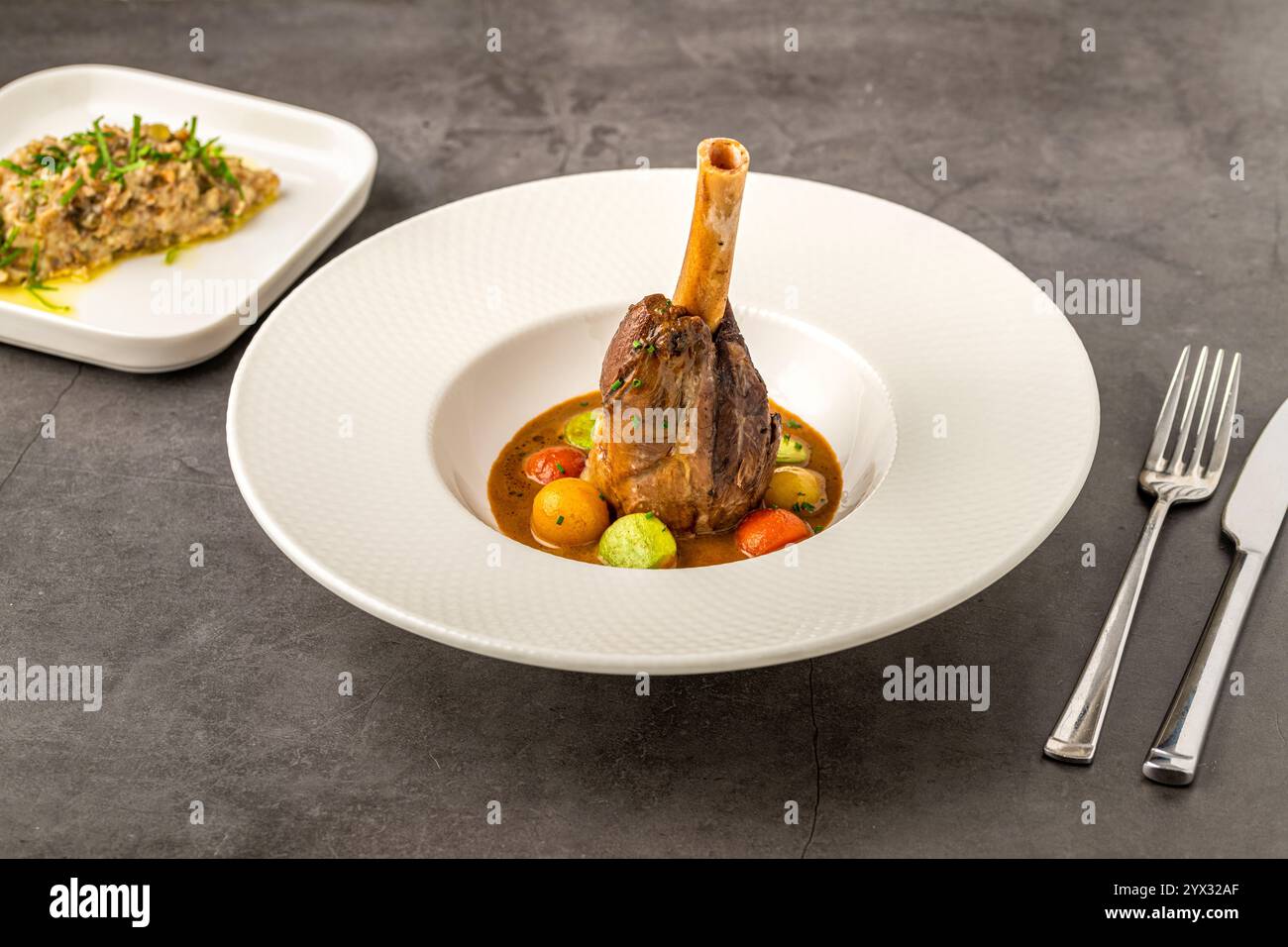 Traditionelle langsam gekochte geschmorte Lammkeule oder Lammkeule mit Saucen Stockfoto