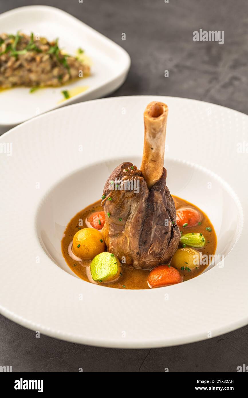 Traditionelle langsam gekochte geschmorte Lammkeule oder Lammkeule mit Saucen Stockfoto