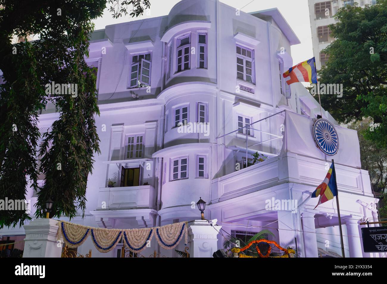 Rajgruha, Gedenkstätte, Museum und Haus des politischen Führers und Reformators B.R. Ambedkar in Dadar, Mumbai, Indien, beleuchtet für sein Todesjubiläum Stockfoto