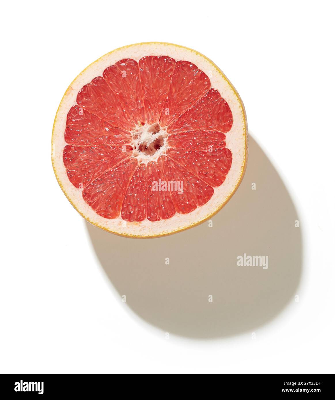 Frische rote saftige Grapefruit isoliert auf weißem Hintergrund, Draufsicht Stockfoto
