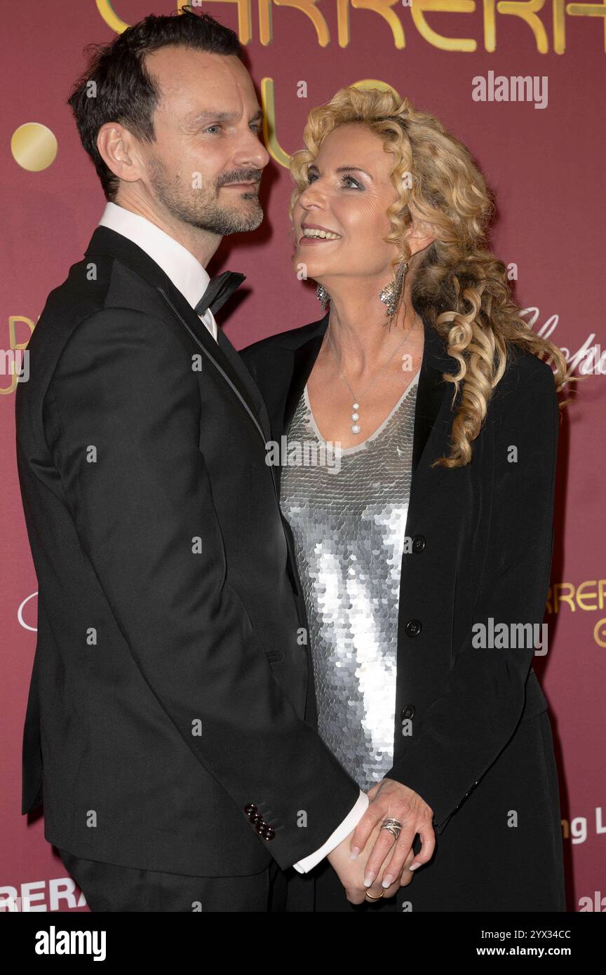 Victoria Herrmann mit Ehemann David Böthig bei der 30. Josà Carreras Gala 2024 in der Medienstadt Leipzig. Leipzig, 12.12.2024 *** Victoria Herrmann mit Ehemann David Böthig bei der Josà Carreras Gala 30 2024 in der Media City Leipzig, 12 12 2024 Foto:XM.xKremerx/xFuturexImagex carreras_4207 Stockfoto