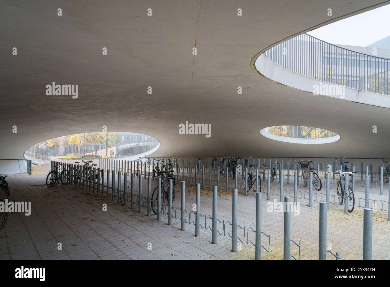 Kopenhagen, Dänemark - Karen Blixen Plads plaza mit Fahrradaufbewahrung von CoBe, im Nebel Stockfoto