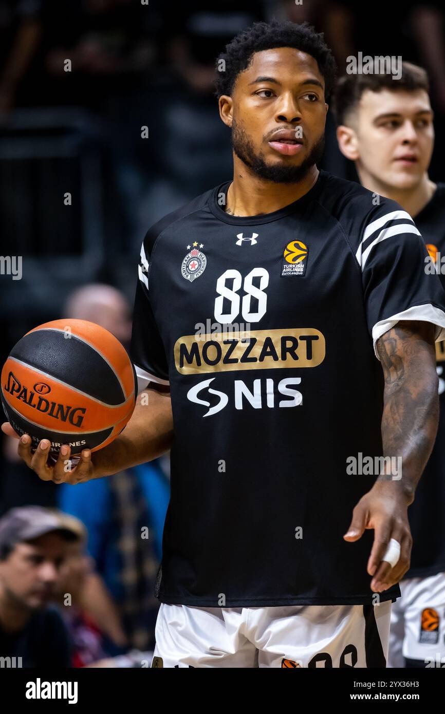 Berlin, Deutschland. Dezember 2024. Tyrique Jones (88) aus Partizan Belgrad bereitet sich vor dem Basketballspiel der Turkish Airlines EuroLeague zwischen ALBA Berlin und Partizan Mozzart Bet Belgrad in der Uber Arena in Berlin auf. Quelle: Gonzales Photo/Alamy Live News Stockfoto