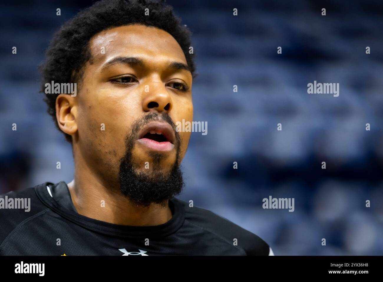 Berlin, Deutschland. Dezember 2024. Sterling Brown (12) von Partizan Belgrad bereitet sich vor dem Basketballspiel der Turkish Airlines EuroLeague zwischen ALBA Berlin und Partizan Mozzart Bet Belgrad in der Uber Arena in Berlin auf. Quelle: Gonzales Photo/Alamy Live News Stockfoto