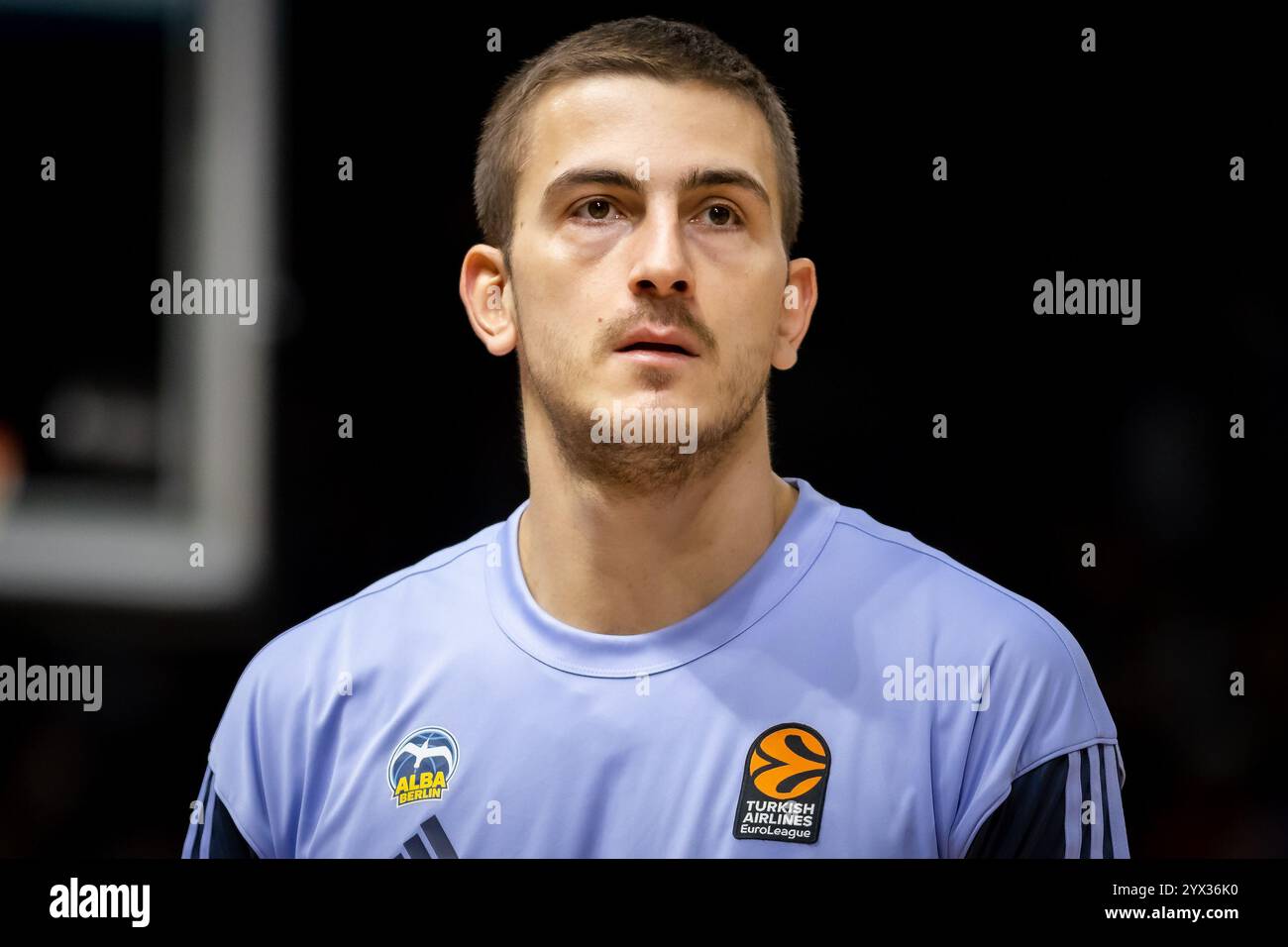 Berlin, Deutschland. Dezember 2024. Tim Schneider (10) von ALBA Berlin bereitet sich vor dem Basketballspiel der Turkish Airlines EuroLeague zwischen ALBA Berlin und Partizan Mozzart Bet Belgrad in der Uber Arena in Berlin auf. Quelle: Gonzales Photo/Alamy Live News Stockfoto