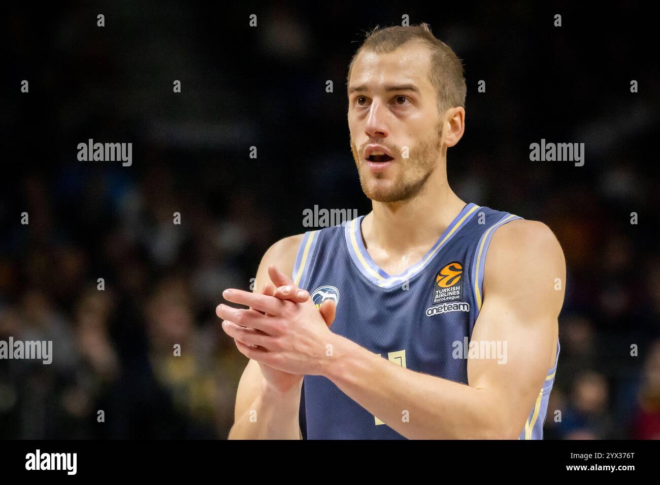 Berlin, Deutschland. Dezember 2024. Matt Thomas (11) von ALBA Berlin, der während des Turkish Airlines EuroLeague Basketballspiels zwischen ALBA Berlin und Partizan Mozzart in der Uber Arena in Berlin zu sehen war. Quelle: Gonzales Photo/Alamy Live News Stockfoto