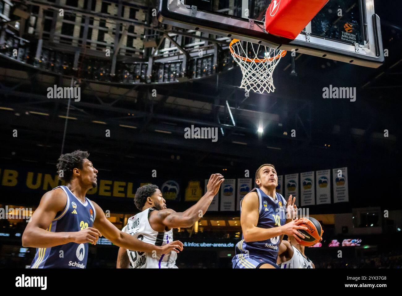 Berlin, Deutschland. Dezember 2024. Tim Schneider (10) von ALBA Berlin, der während des Basketballspiels der Turkish Airlines EuroLeague zwischen ALBA Berlin und Partizan Mozzart in Belgrad in der Uber Arena in Berlin zu sehen war. Quelle: Gonzales Photo/Alamy Live News Stockfoto