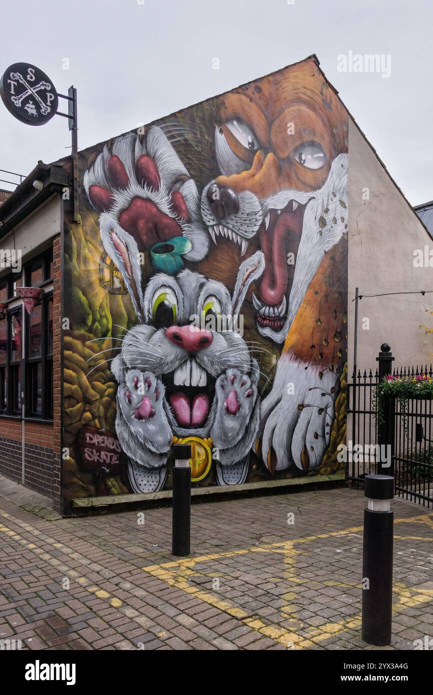 Cartoongemälde eines Wolfs, der gerade ein Kaninchen fangen will, an der Außenseite des Smoke Pit Restaurants im Stadtzentrum von Northampton, Großbritannien Stockfoto