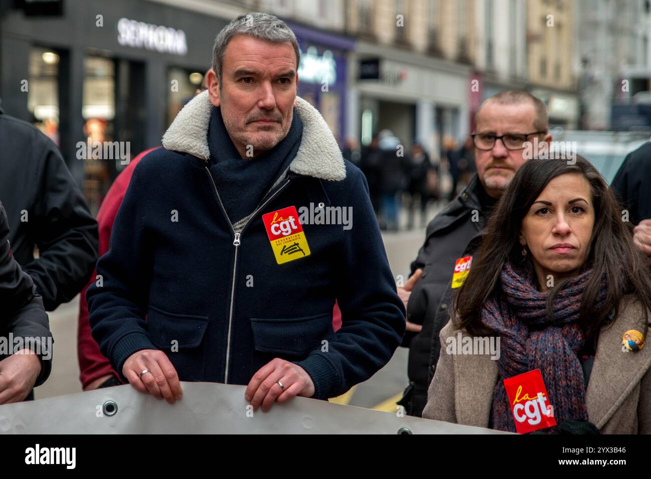 Paris, Frankreich. Dezember 2024. Thierry Nier, Generalsekretär der CGT-Cheminots, während einer Demonstration, die von der CGT einberufen wurde, am 12. Dezember 2024 in Paris, Frankreich, mit Solidaires und den Gewerkschaften der FSU. Am 12. Dezember 2024 finden in mehreren Städten Frankreichs spärliche Kundgebungen und Demonstrationen "für Arbeitsplätze und Industrie" statt, bevor ein neuer Premierminister ernannt wurde, der von der CGT einberufen wurde, um auf den "sozialen Notstand" zu reagieren, der von einer explosionsartigen Zunahme der Entlassungspläne gekennzeichnet ist. Foto: Denis Prezat/ABACAPRESS. COM Credit: Abaca Press/Alamy Live News Stockfoto